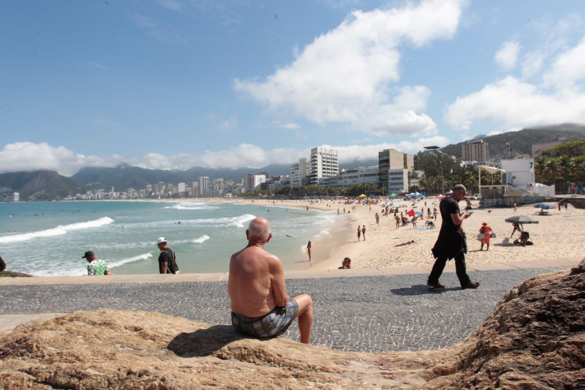 Cariocas e turistas aproveitaram o sol desta quinta-feira na Praia do Arpoador - Reginaldo Pimenta / Agência O Dia