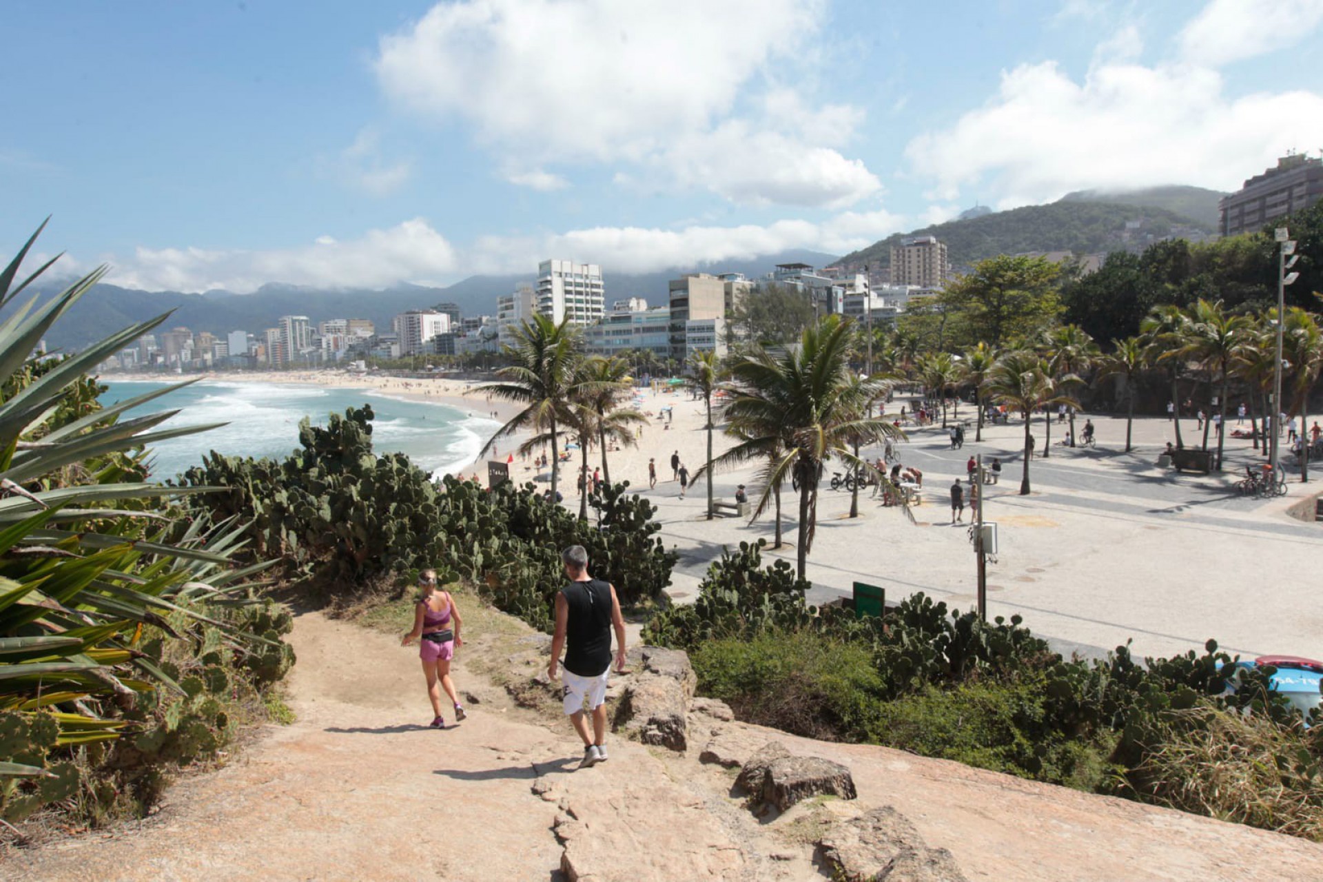 Cariocas e turistas aproveitaram o sol desta quinta-feira na Praia do Arpoador - Reginaldo Pimenta / Agência O Dia