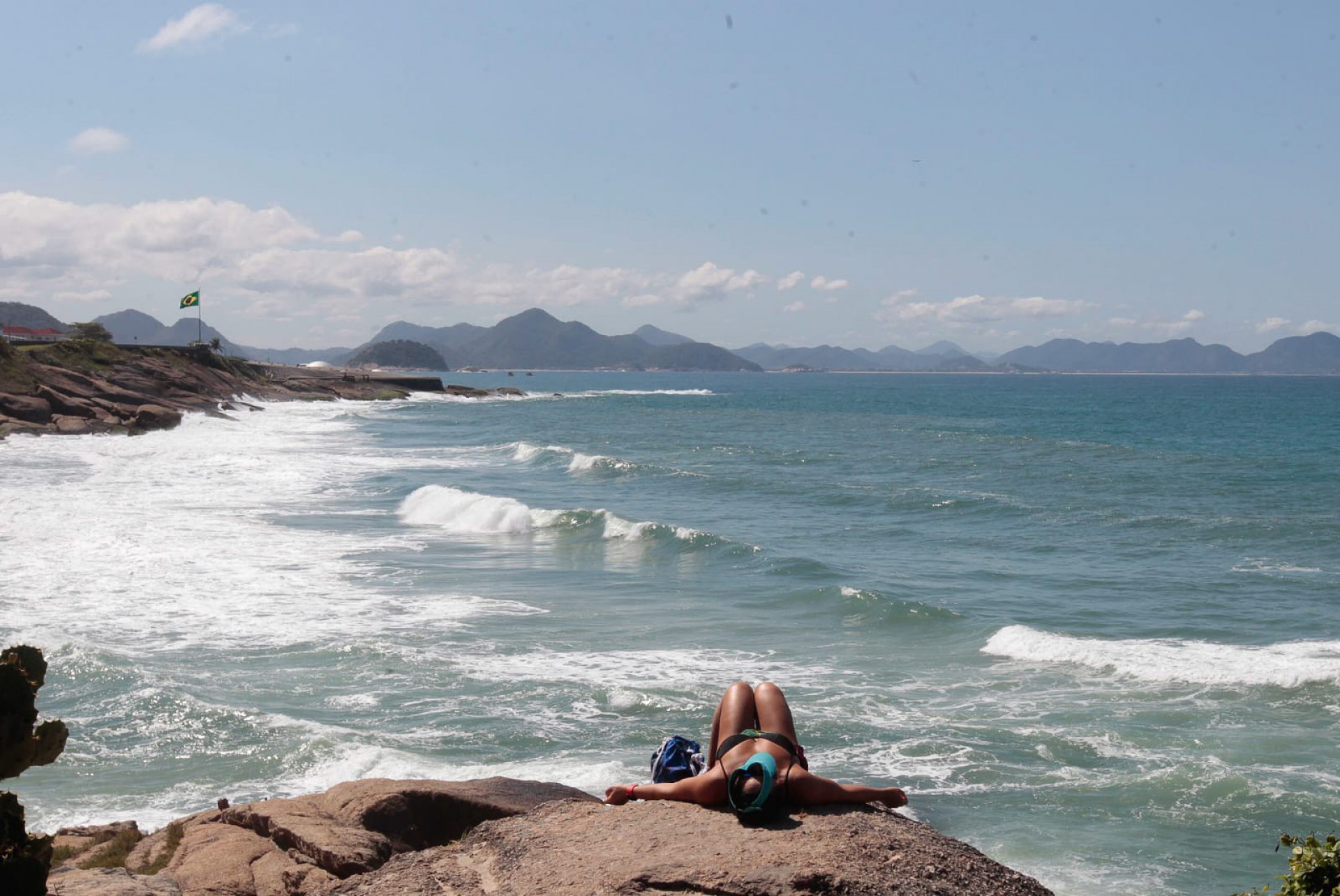 Cariocas e turistas aproveitaram o sol desta quinta-feira na Praia do Arpoador - Reginaldo Pimenta / Agência O Dia
