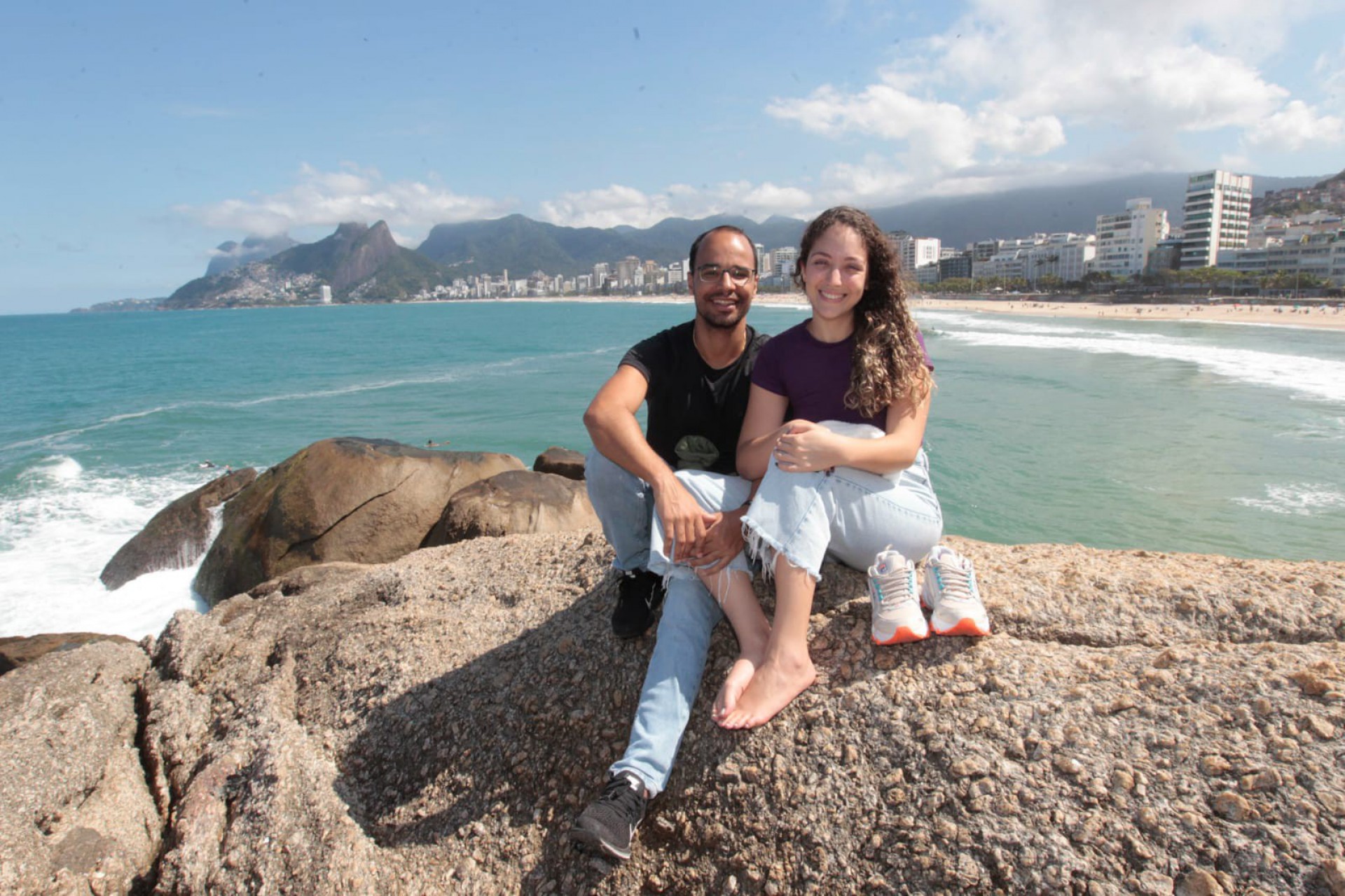 Rodolfo e Rafael aproveitaram a manhã ensolarada na Praia do Arpoador - Reginaldo Pimenta / Agência O Dia
