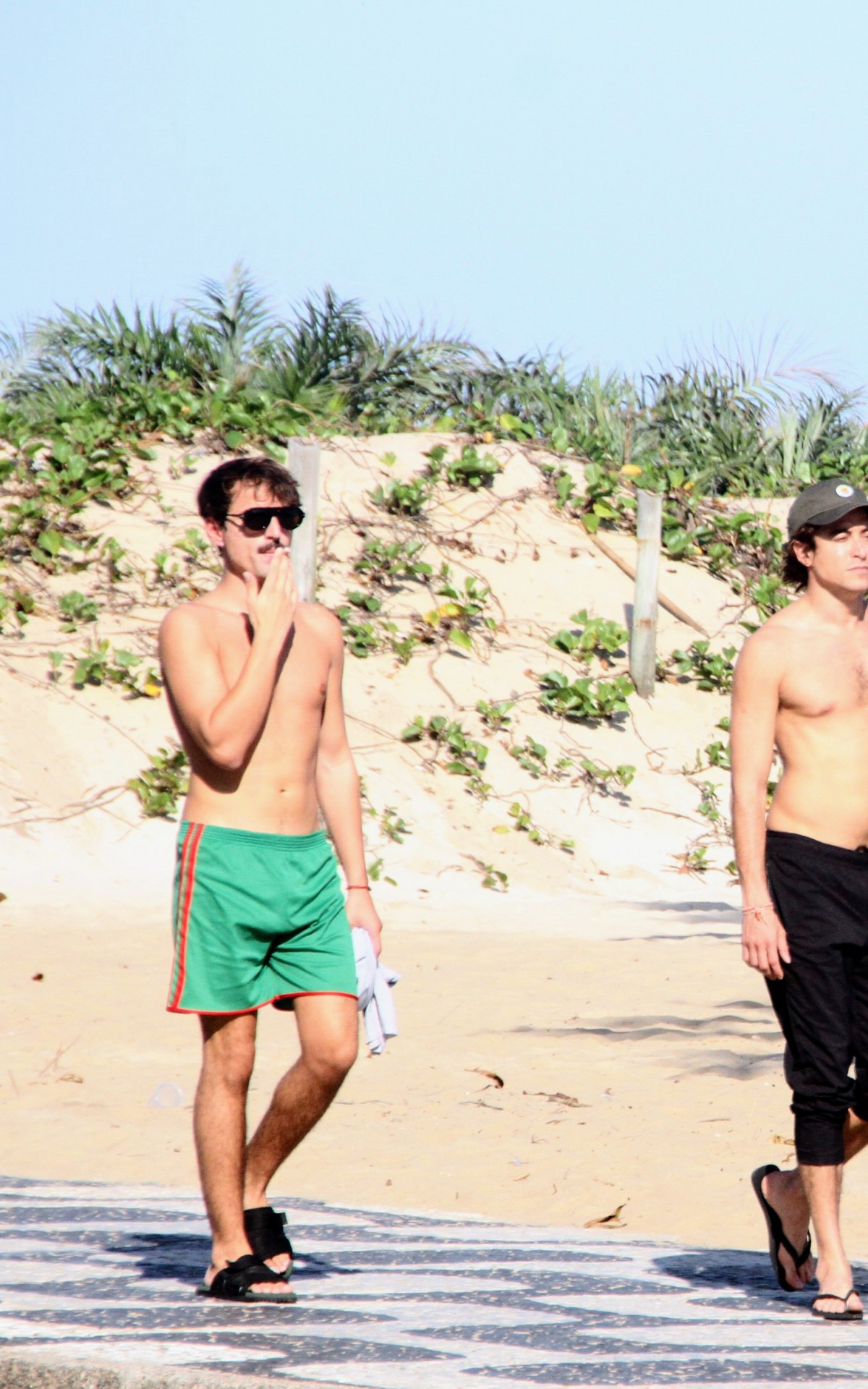 Jesu&iacute;ta Barbosa passeia com affair, C&iacute;cero, em Ipanema