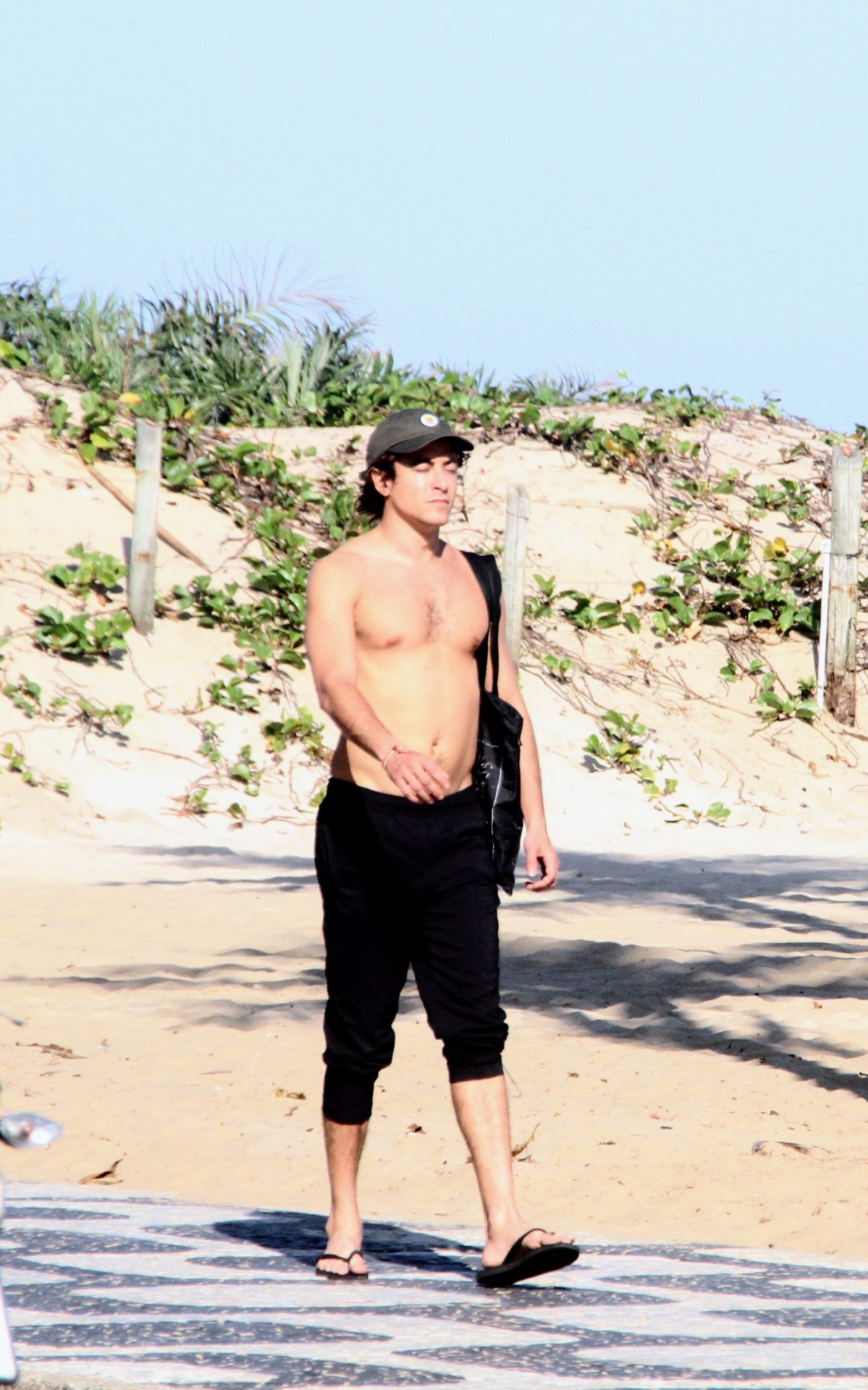 Jesu&iacute;ta Barbosa caminha no cal&ccedil;ad&atilde;o de Ipanema