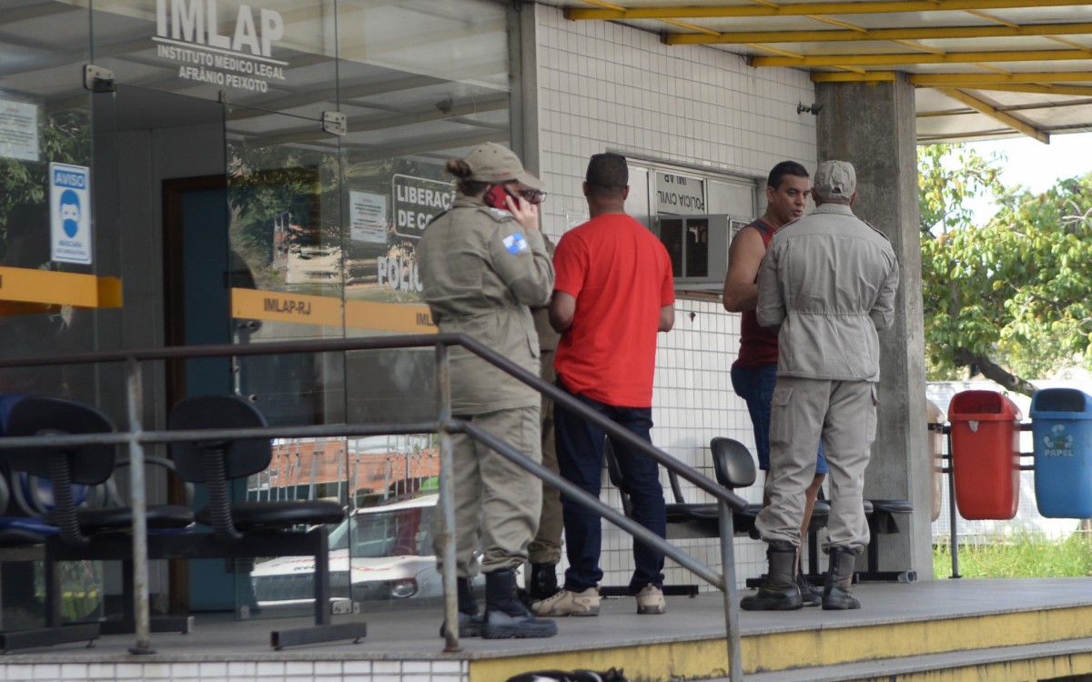 Amigos do bombeiro que foi morto em Iraj&aacute;, comparecem no IML no centro da cidade nesta sexta-feira(26).