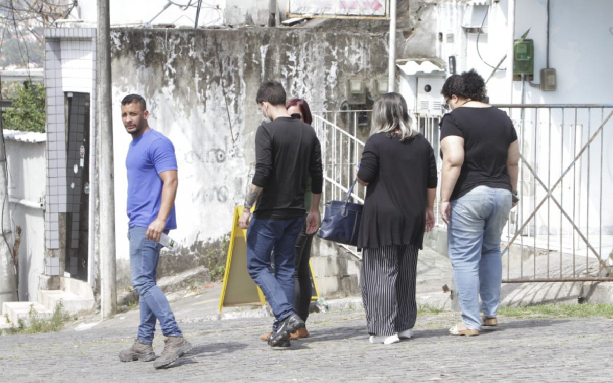 Familiares dos desaparecidos estiveram no IML de Nova Iguaçu em busca de respostas - Marcos Porto/Agência O DIA
