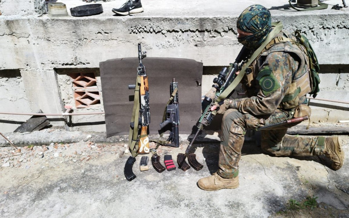 PM apreendeu três fuzis e uma granada no Morro do Jordão - Divulgação/Polícia Militar