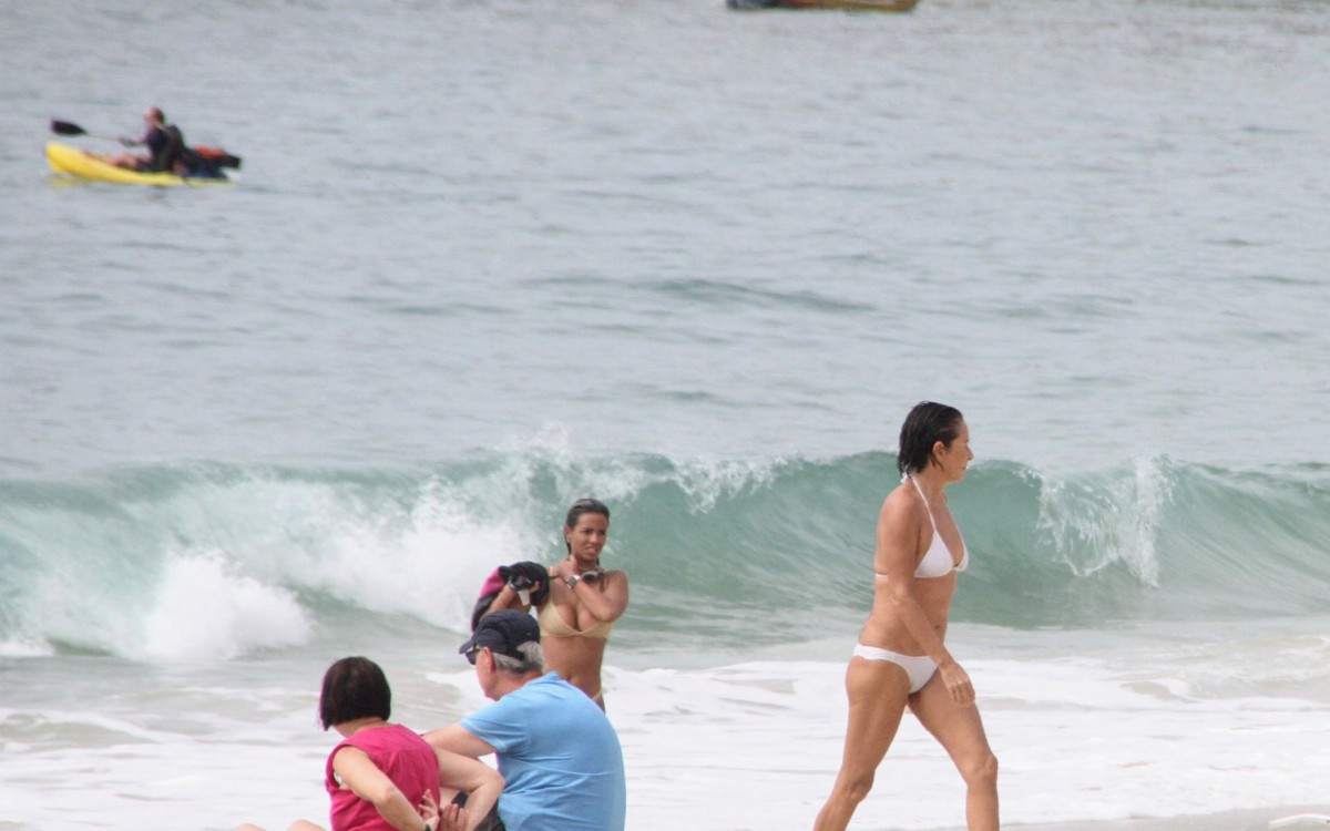 Andr&eacute;a Beltr&atilde;o curte dia de sol na Zona Sul do Rio