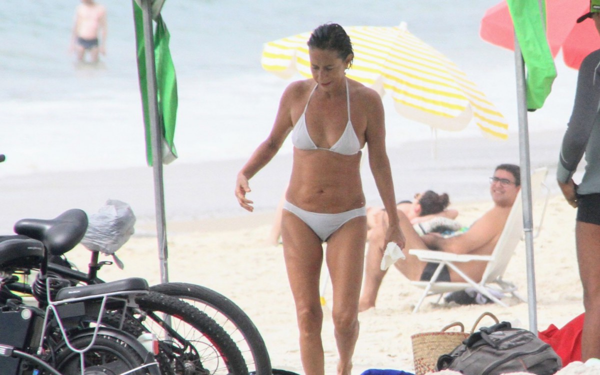 Andr&eacute;a Beltr&atilde;o curte dia de sol na Zona Sul do Rio