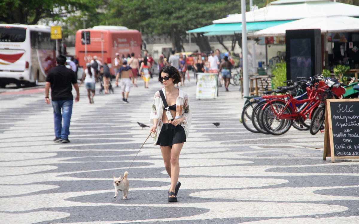 Manu Gavassi caminha com seu cachorrinho na Zona Sul do Rio