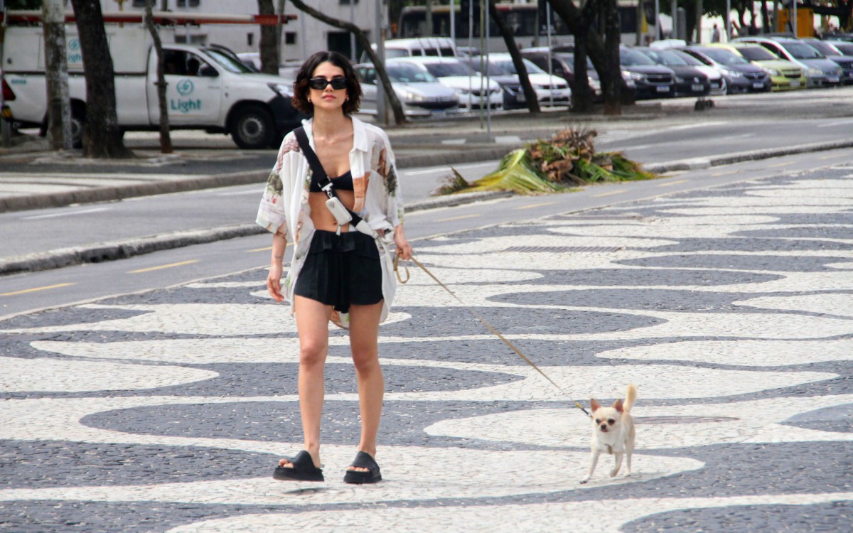 Manu Gavassi caminha com seu cachorrinho na Zona Sul do Rio