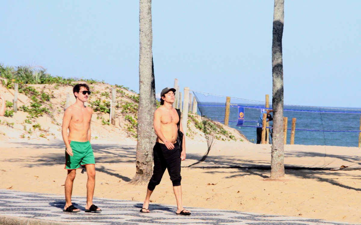 Jesu&iacute;ta Barbosa passeia com affair, C&iacute;cero, em Ipanema