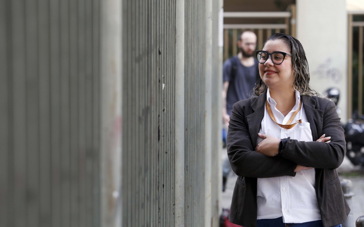 A operadora de telemarketing Débora Silva de Jesus, de 32 anos, moradora de Olaria, na Zona Norte do Rio, que ficou desempregada por seis meses, está trabalhando com carteira assinada desde julho