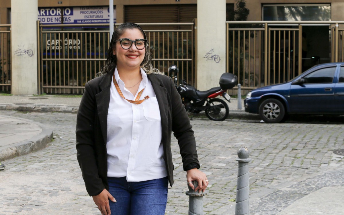 A operadora de telemarketing Débora Silva de Jesus, de 32 anos, moradora de Olaria, na Zona Norte do Rio, que ficou desempregada por seis meses, está trabalhando com carteira assinada desde julho
