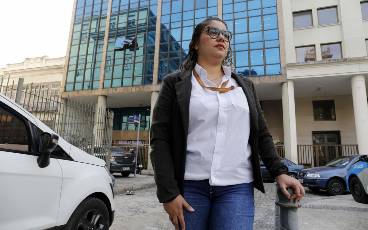 A operadora de telemarketing Débora Silva de Jesus, de 32 anos, moradora de Olaria, na Zona Norte do Rio, que ficou desempregada por seis meses, está trabalhando com carteira assinada desde julho - Divulgação