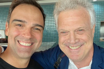 Tadeu Schmidt posa com Pedro Bial e diz: 'Quando o aprendiz encontra o mestre'