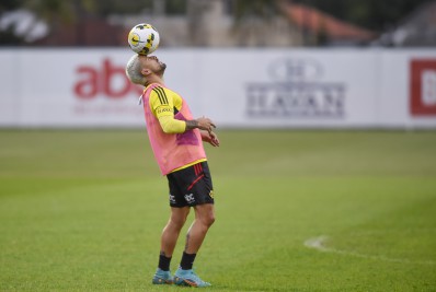 Destaque do Flamengo, Arrascaeta é exaltado por jornal espanhol: 'Segue fazendo história'