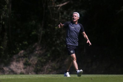 Botafogo deve ter mudanças na defesa para clássico com o Flamengo