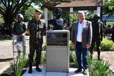 Praça Duque de Caxias, no Gragoatá, é reinaugurada no Dia do Soldado