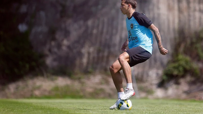 Lateral não treina e deve desfalcar o Botafogo no clássico contra o Flamengo