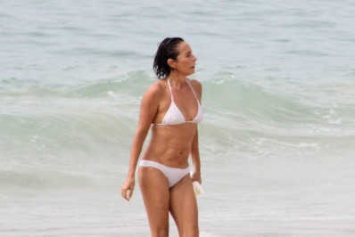 De biquíni, Andrea Beltrão exibe as curvas em praia do Rio