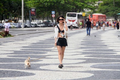 De top e shortinho, Manu Gavassi é clicada com seu cachorrinho no Rio