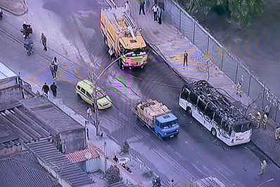 Bombeiros da Aeronáutica combatem incêndio em ônibus 