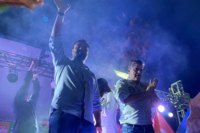 Prefeitos, lideranças e eleitores lotam praça de Cabo Frio em comício de Cláudio Castro (PL)