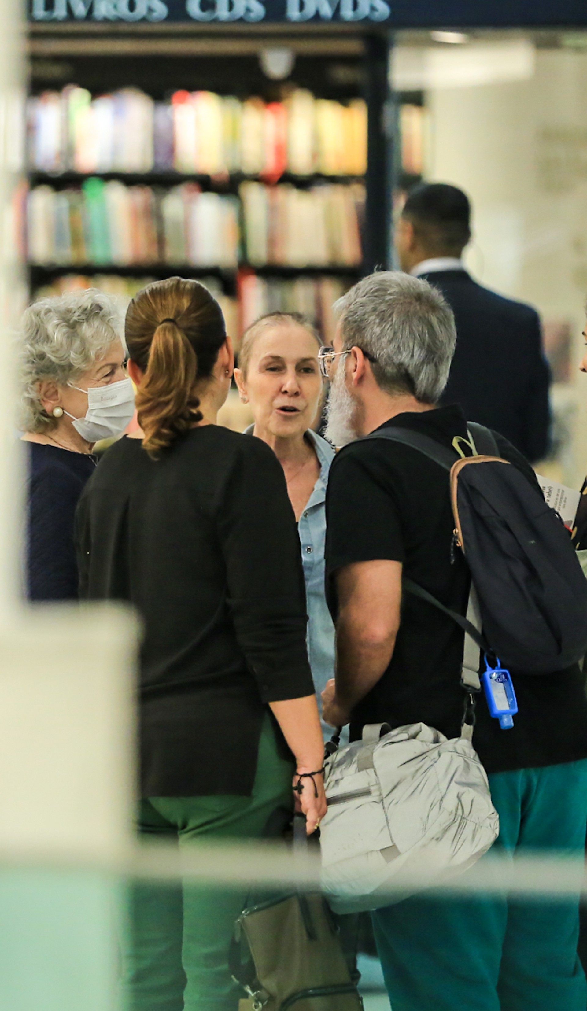 Susana Naspolini se diverte com amigos em livraria de shopping no Rio - Victor Chapetta / Ag. News