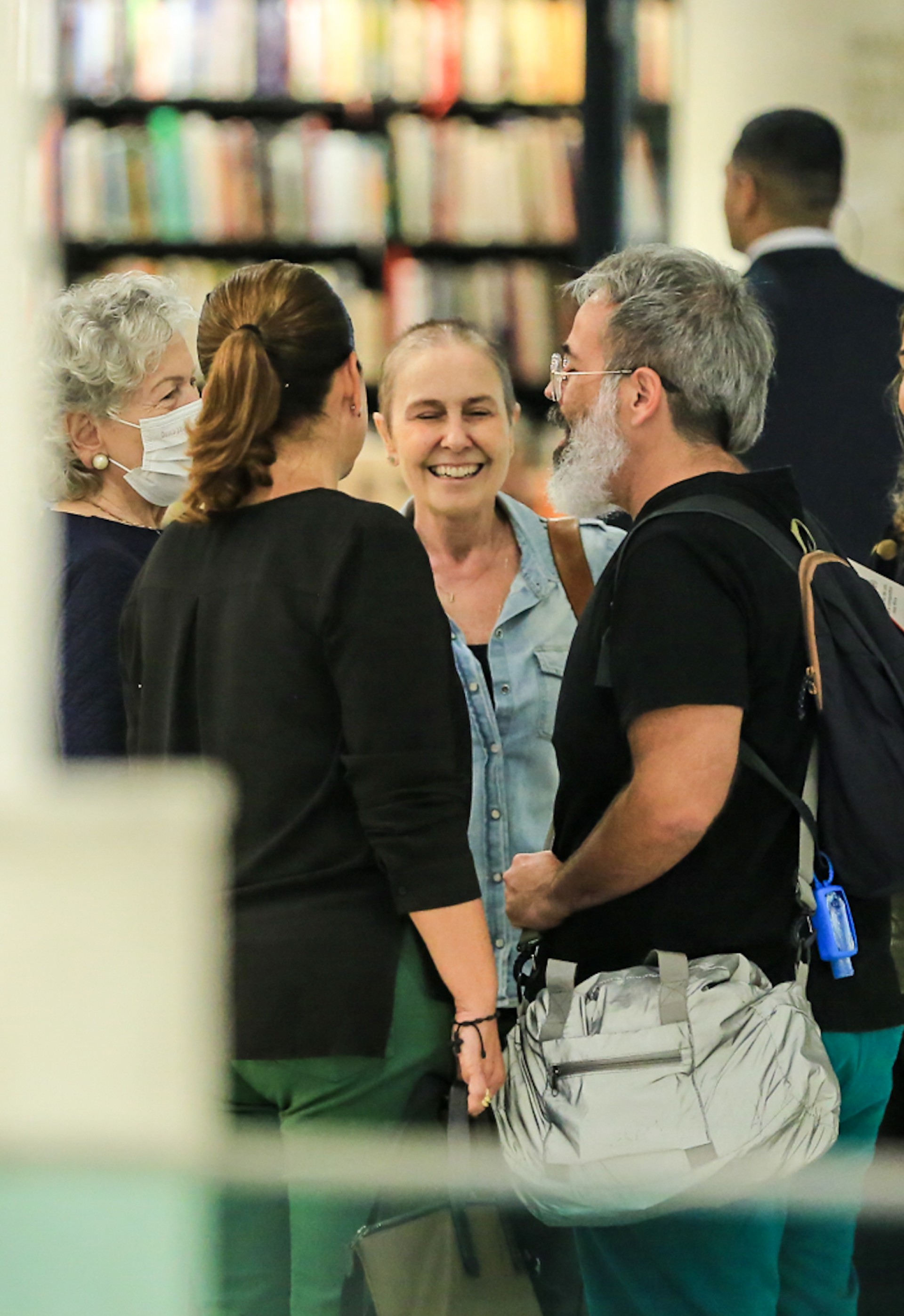 Susana Naspolini se diverte com amigos em livraria de shopping no Rio - Victor Chapetta / Ag. News