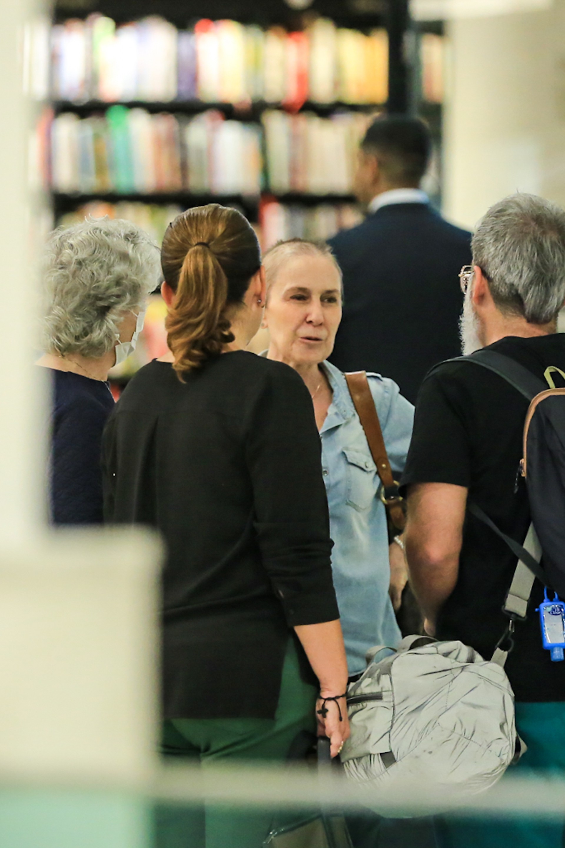 Susana Naspolini se diverte com amigos em livraria de shopping no Rio - Victor Chapetta / Ag. News