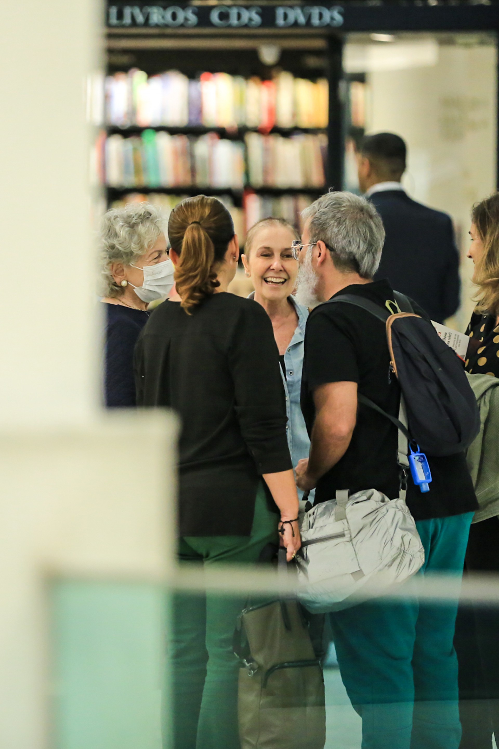 Susana Naspolini se diverte com amigos em livraria de shopping no Rio - Victor Chapetta / Ag. News