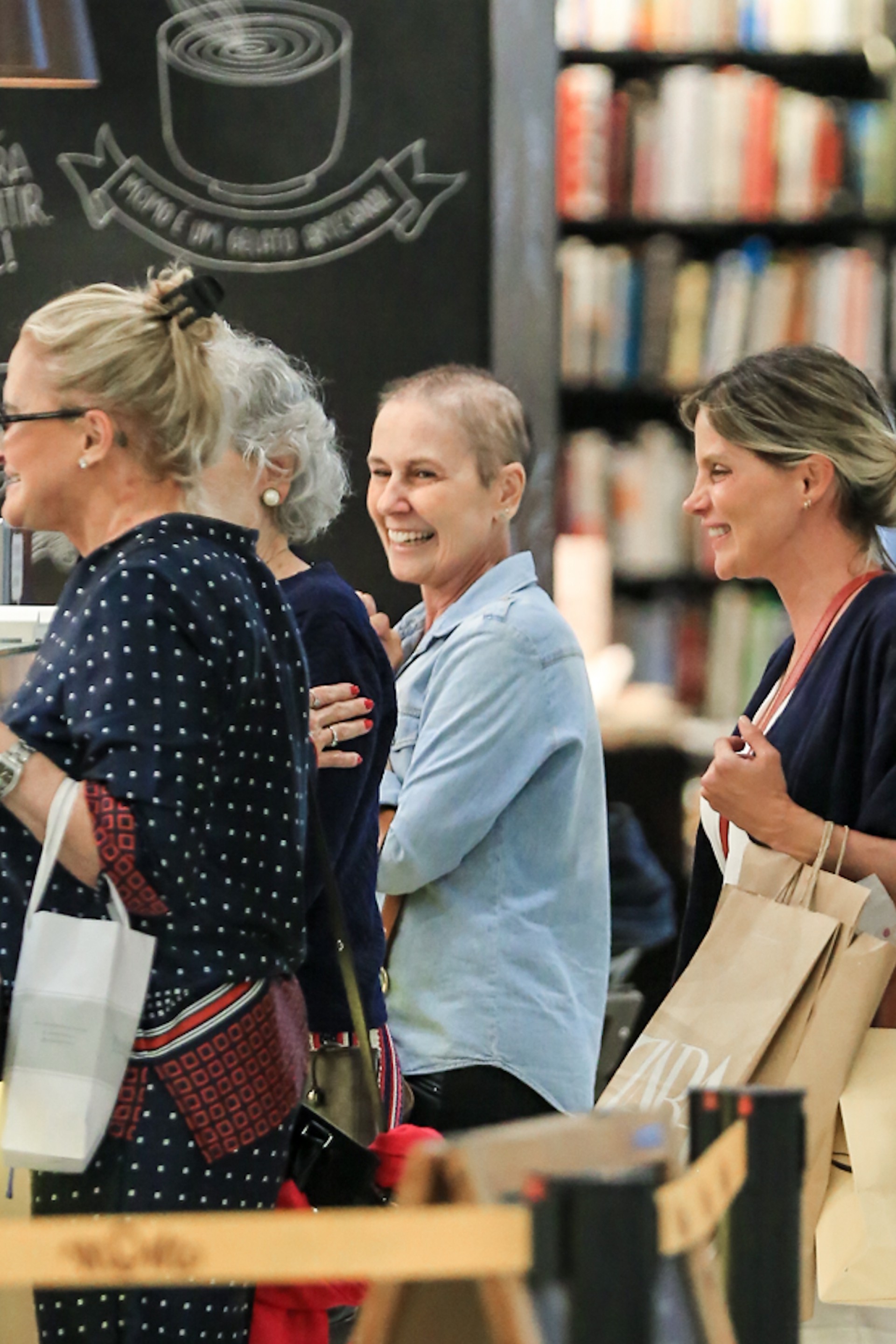 Susana Naspolini se diverte com amigos em livraria de shopping no Rio - Victor Chapetta / Ag. News