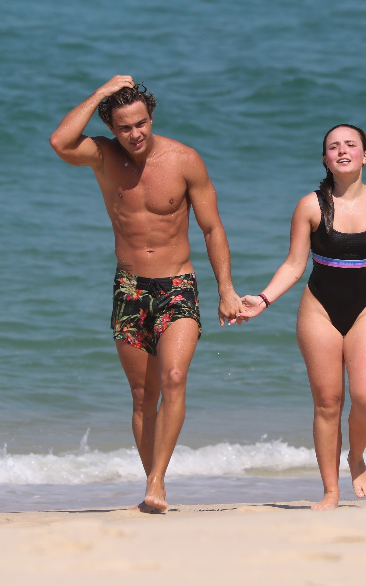 Andr&eacute; Luiz Frambach e Larissa Manoela se refrescaram na praia da Barra neste s&aacute;bado