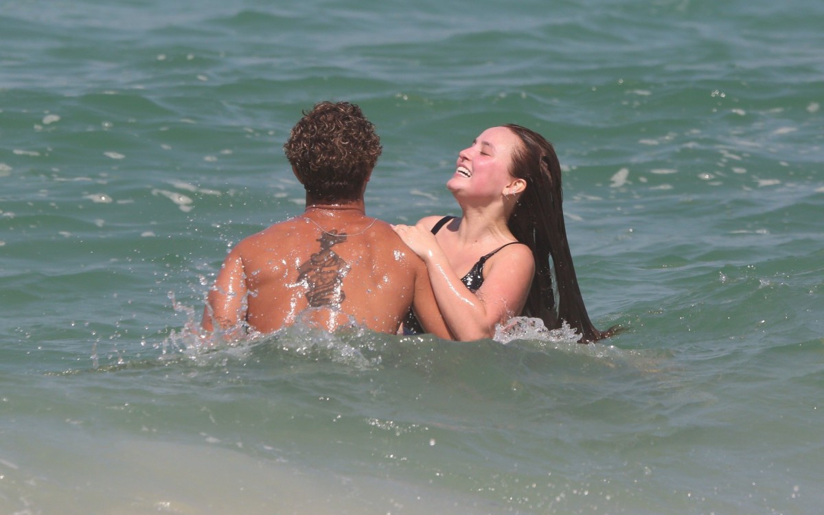 Larissa Manoela e Andr&eacute; Luiz Frambach tomaram banho de mar juntos neste s&aacute;bado, em praia do Rio