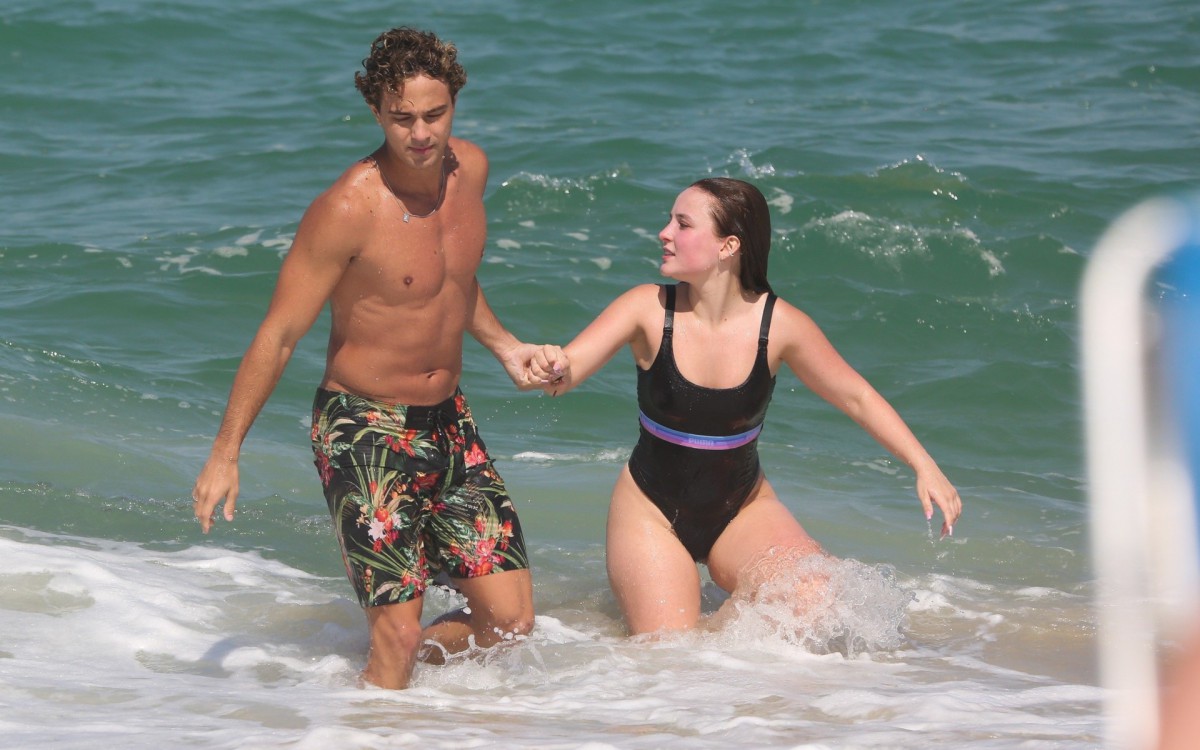 Larissa Manoela e Andr&eacute; Luiz Frambach tomaram banho de mar juntos neste s&aacute;bado, em praia do Rio