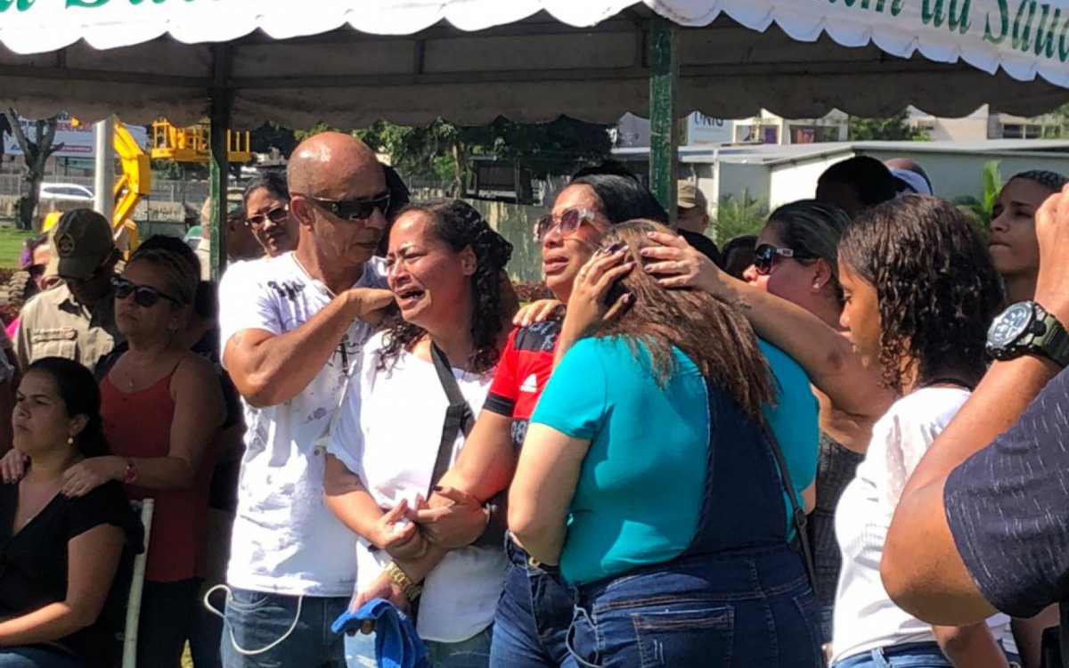 Enterro foi marcado pela como&ccedil;&atilde;o