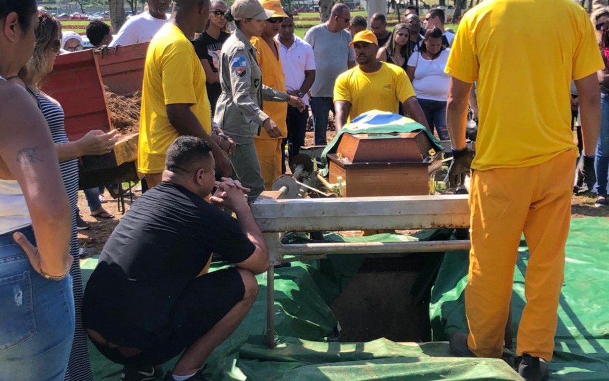 Amigos e familiares se despedem do bombeiro Carlos Sant&acute;Anna, morto no Iraj&aacute; nesta sexta (26), ap&oacute;s ser reconhecido por bandidos durante assalto