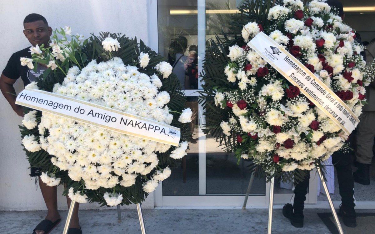 coroas de flores prestam homenagem ao militar