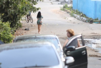 Mulher apontada como prima de Monique Medeiros tem celular furtado na porta do presídio