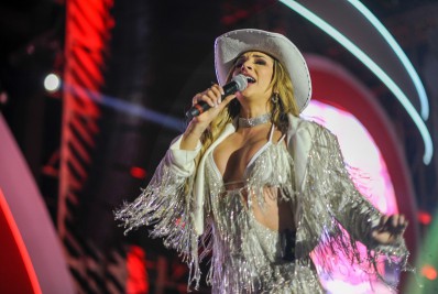 Gabi Martins se emociona durante show em Barretos: 'Há 26 anos sonho com isso'