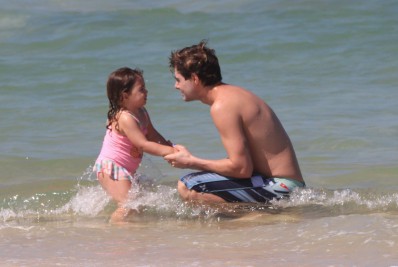 Fofura! Rafael Vitti aproveita dia de sol com a filha em praia do Rio