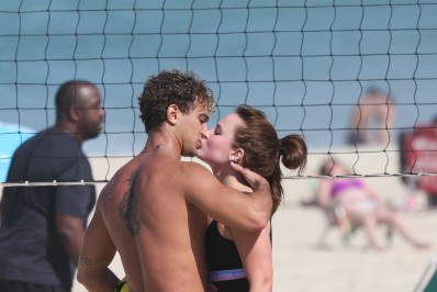 Larissa Manoela e André Luiz Frambach trocam beijos em dia de praia no Rio