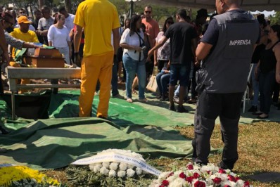 Familiares e amigos se despedem de bombeiro morto a tiros em Irajá