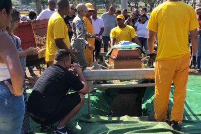Familiares e amigos se despedem de bombeiro morto a tiros em Irajá