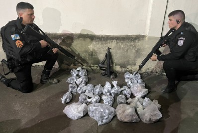 PM apreende fuzil e drogas em ação com criminoso morto em Belford Roxo