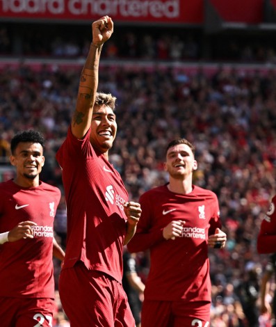 Roberto Firmino comemora um dos seus gols na vitória do Liverpool sobre o Bournemouth