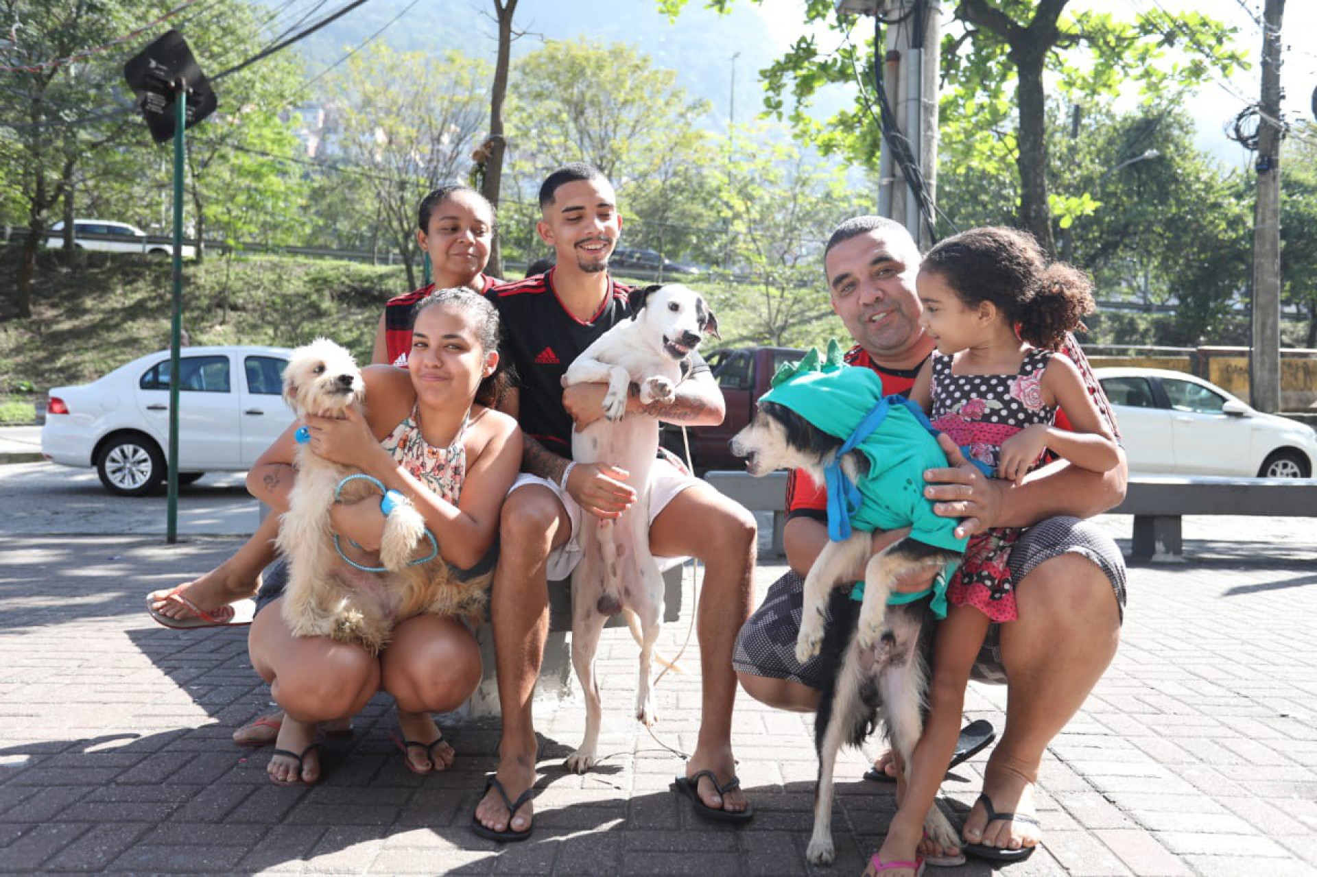 A família da Lahis Ramos, com seus três cachorros: Dandi, Belinha e Pirata - Pedro Ivo/ Agência O Dia