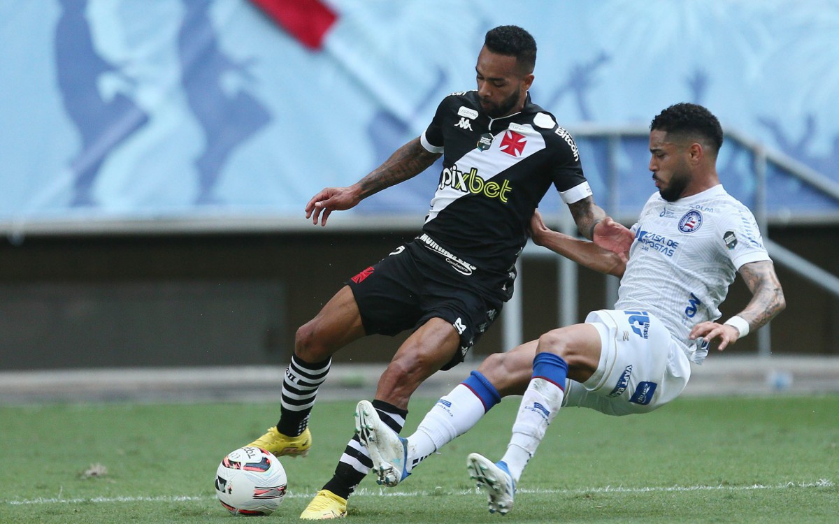 Alex Teixeira em lance da partida entre Vasco x Bahia pelo Campeonato Brasileiro B no Estadio da Fonte Nova em 28 de agosto de 2022. Foto: Daniel RAMALHO/CRVG