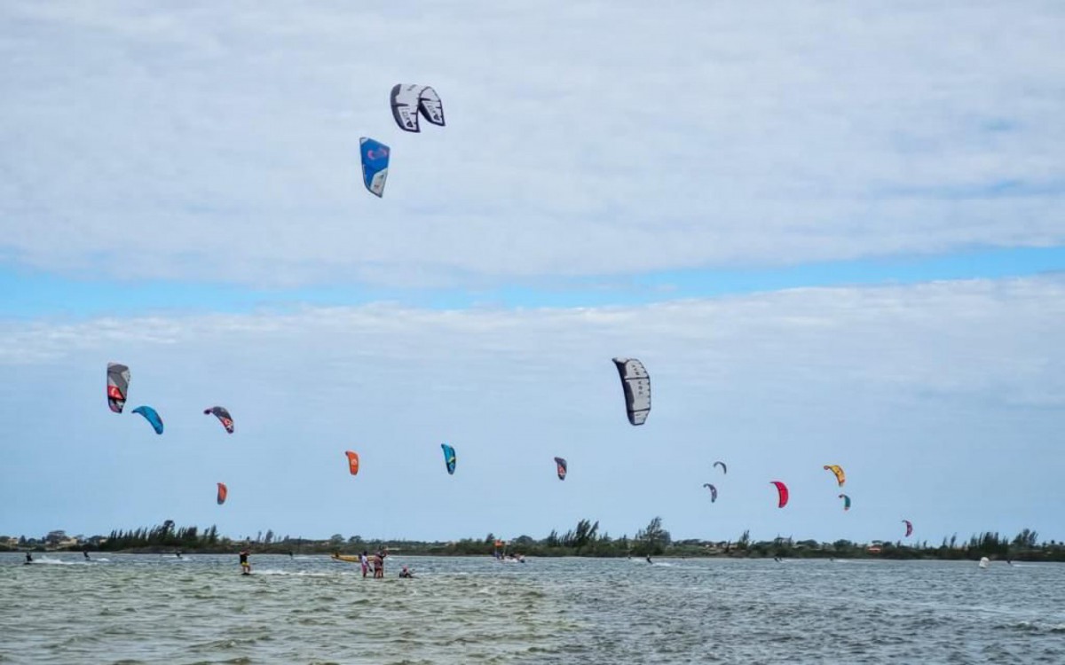Pipas de kitesurf nos c&eacute;us de Araruama durante todo fim de semana 