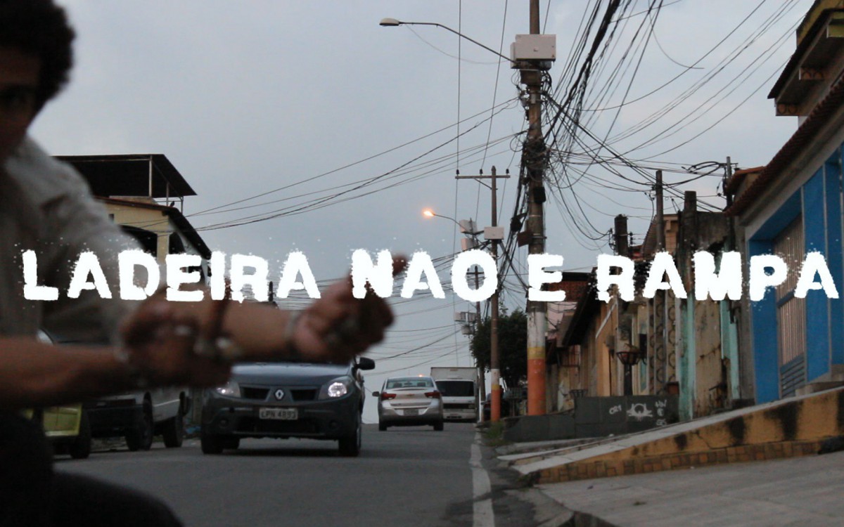 O curta narra a hist&oacute;ria de um skatista que tenta fazer suas manobras, sendo que todas as pistas da cidade foram desmontadas