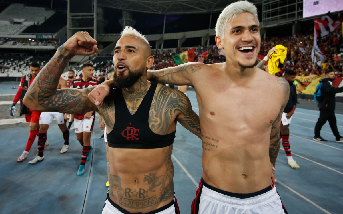 Pedro e Vidal celebraram a vitória do Flamengo com a torcida - Gilvan de Souza/Flamengo